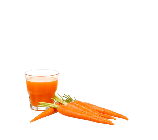 Succo di carota e fette di carota isolate su bianco
 - Foto, immagini