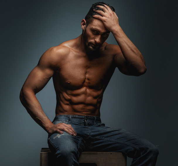muskulöser Typ in blauen Jeans - Foto, Bild