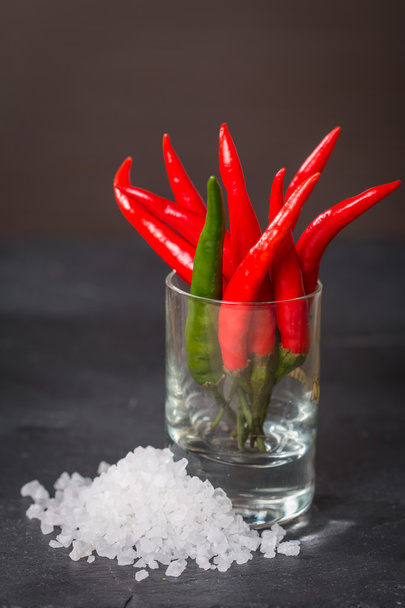 Rode chili peper in glas - Foto, afbeelding