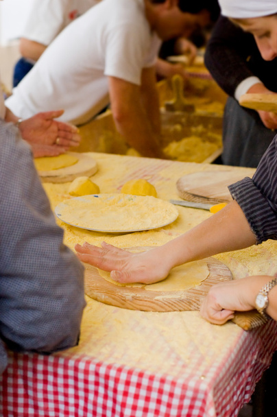 Vrouw talos, Tortilla maken dan loopt terug van txistorra. - Foto, afbeelding