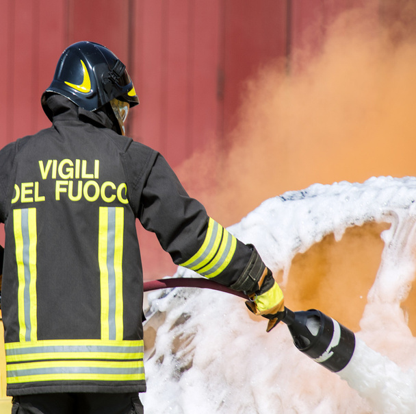 pompiers en action avec de la mousse
 - Photo, image