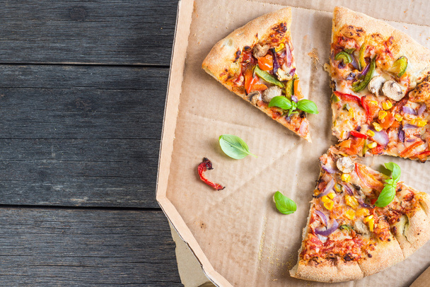 tranches de pizza végétarienne maison en boîte
 - Photo, image