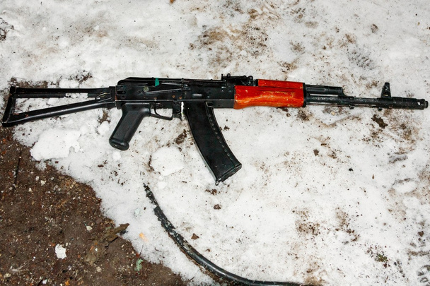 rifle de assalto Kalashnikov AK-47 na neve
 - Foto, Imagem