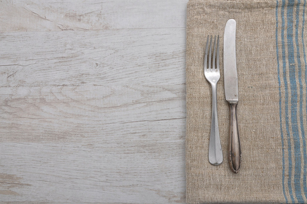 Old cutlery on cloth - Фото, зображення