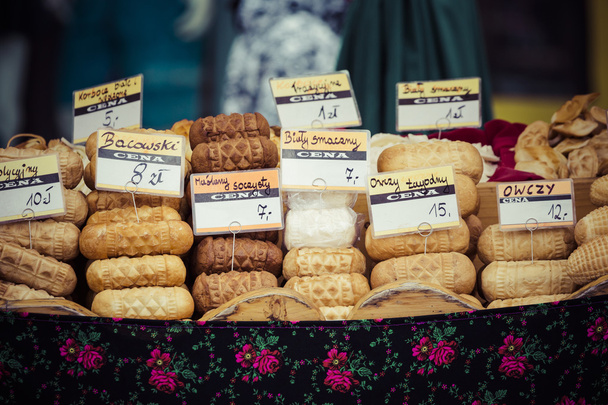 座の屋外市場で伝統的なポーランドのスモーク チーズ oscypek - 写真・画像