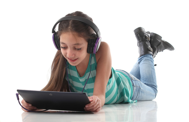 Bella ragazza pre-adolescente con un computer tablet
. - Foto, immagini