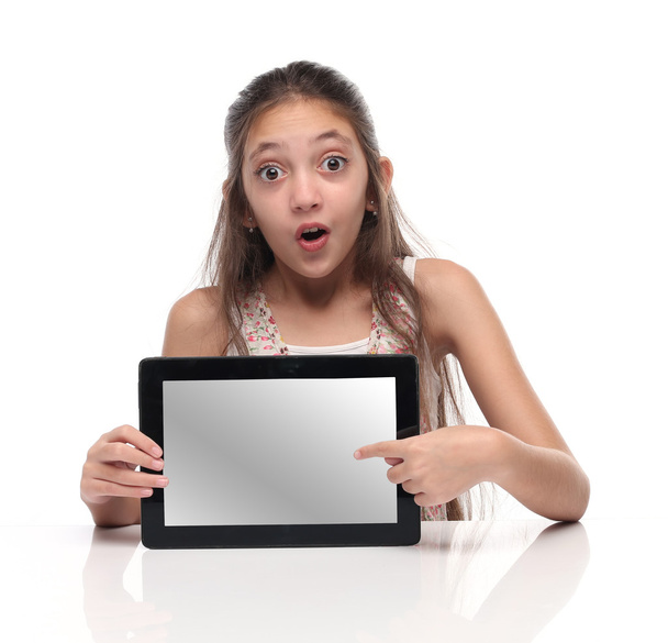 Gyönyörű előre tini lány, egy tabletta számítógép. - Fotó, kép