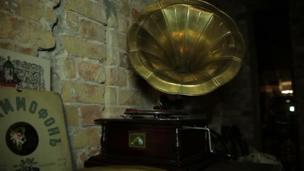 Gramofone na mesa
 - Filmagem, Vídeo