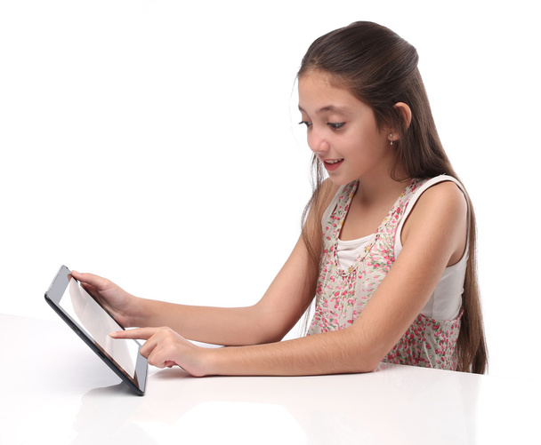 Bir tablet bilgisayar ile güzel önceden genç kız. - Fotoğraf, Görsel
