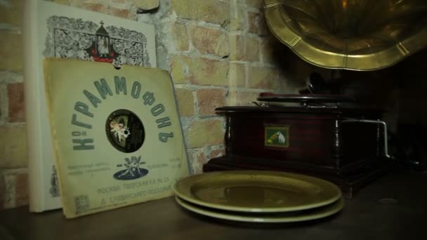 Gramophone op tafel - Video