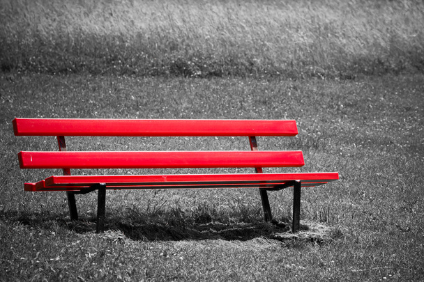 pusta czerwona ławka w parku - Zdjęcie, obraz