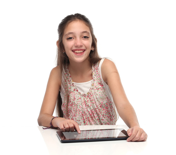 Piękny pre-teen dziewczyna z komputera typu tablet. - Zdjęcie, obraz