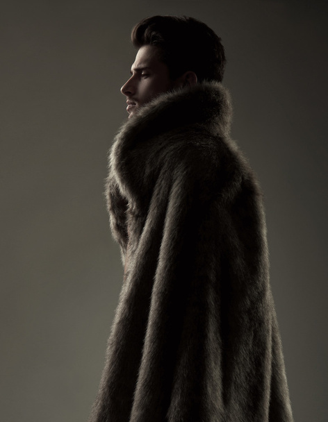 homem nu com casaco de pele
 - Foto, Imagem