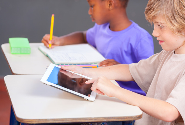 Kaukasische jongen en afro Amerikaanse meisje op school met Tablet PC- en b - Foto, afbeelding