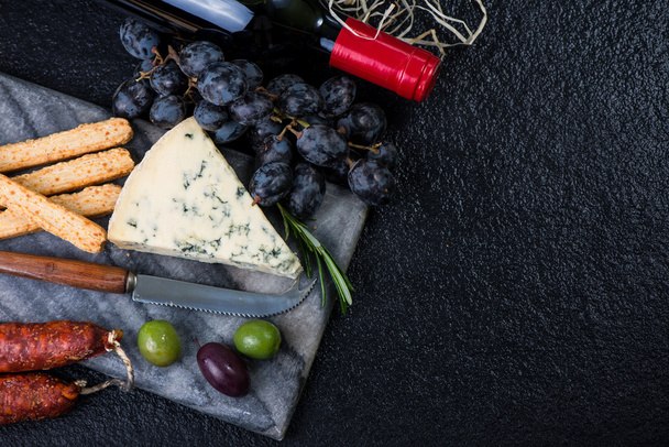 Plateau en marbre avec sélection de fromages, vins et raisins
 - Photo, image