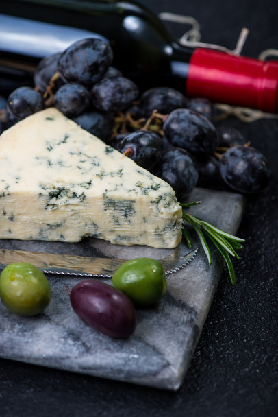 Placa de mármore com seleção de queijo, vinho e uvas
 - Foto, Imagem