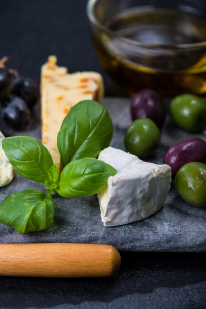 Seleção de queijo estilo Tapas com azeitonas, uvas e ervas
 - Foto, Imagem