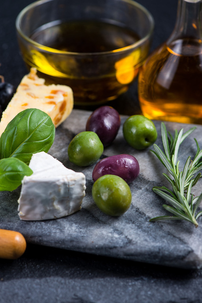 Tapas w stylu wybór serów z oliwki, winogrona i zioła - Zdjęcie, obraz