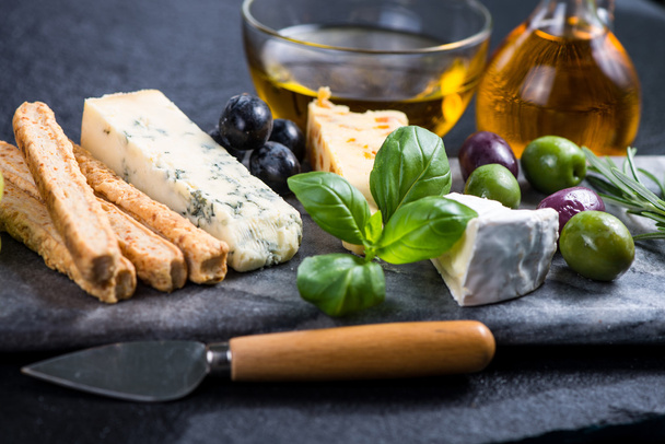 Seleção de queijo estilo Tapas com azeitonas, uvas e ervas
 - Foto, Imagem