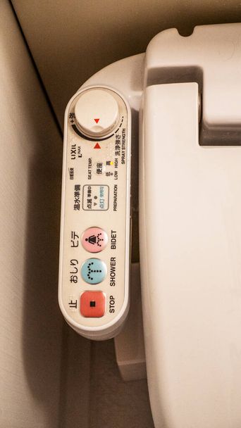GIAPPONE, TOKYO Aprile 2024: urinario pubblico maschile in Giappone con regole di "comportamento igienico sociale", Tokyo, Giappone - Foto, immagini