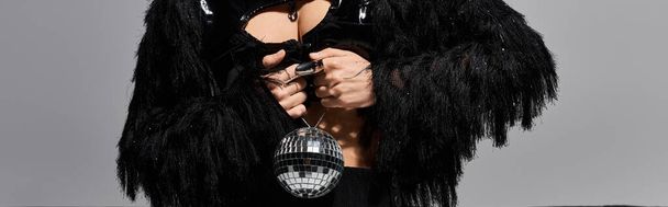 Une femme en tenue sexy avec une veste à franges et une balle disco. - Photo, image