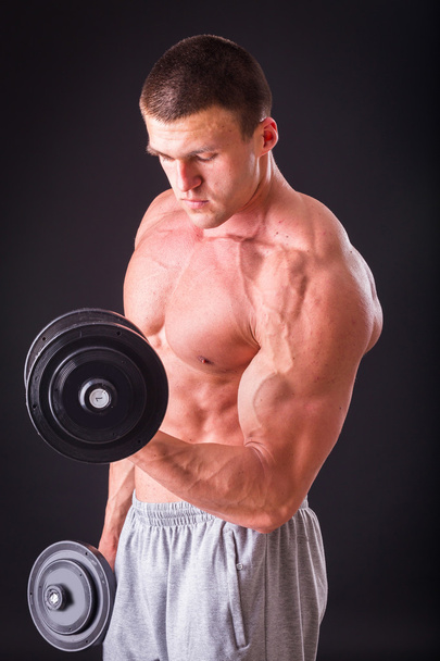 Спортсмен, що показує м'язи у підвішеному стані
 - Фото, зображення