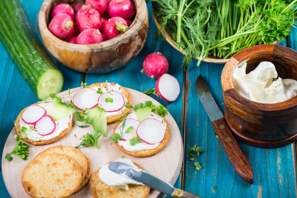 Zdrowe przekąski, krakersy z serem i świeże warzywa - Zdjęcie, obraz