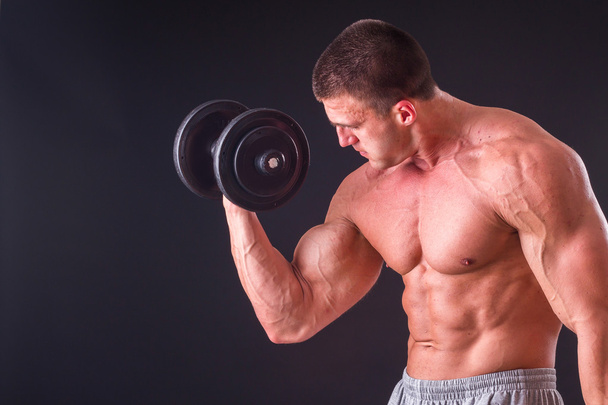 Hombre atlético mostrando músculo en suspenso
 - Foto, Imagen