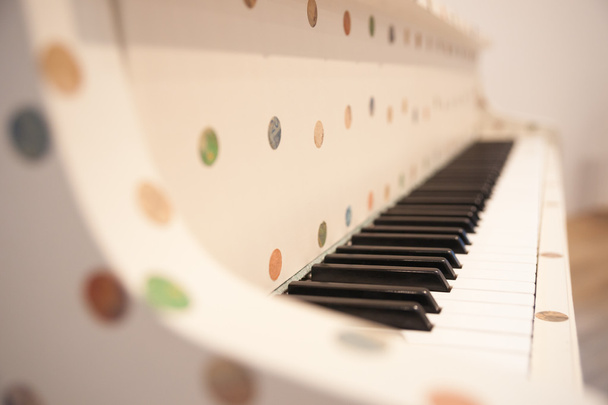 Clavier piano rétro, gros plan
. - Photo, image