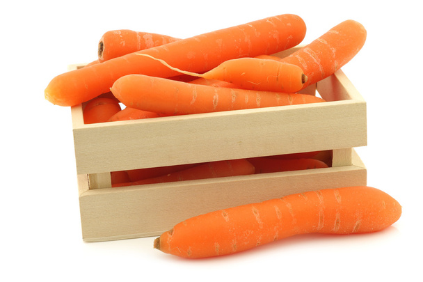 Zanahorias frescas en una caja de madera
 - Foto, imagen