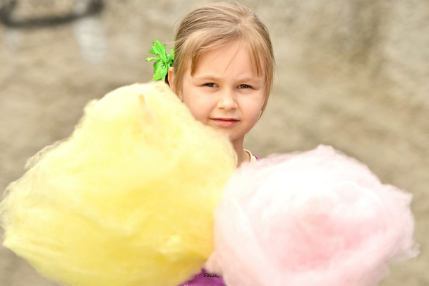 Roztomilá dívka s cukrovou vatu - Fotografie, Obrázek
