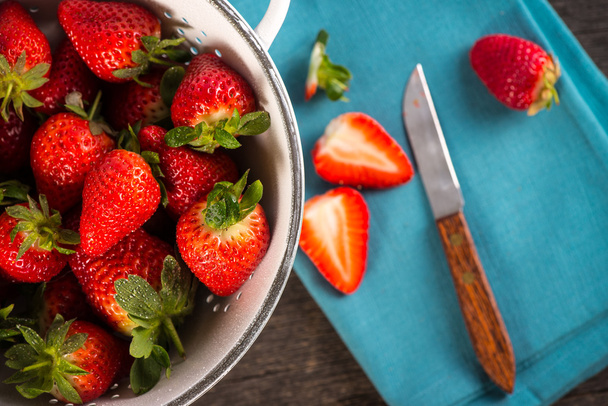 Φρέσκες μόνο καθαρό υγρό φράουλες σε ρουστίκ σουρωτήρι - Φωτογραφία, εικόνα