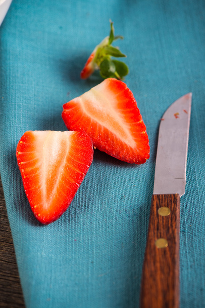 frische Erdbeere halbiert - Foto, Bild