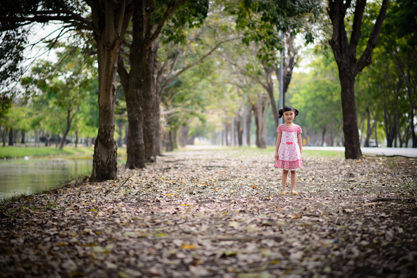 asiatisches Kind trägt rotes Kleid - Foto, Bild
