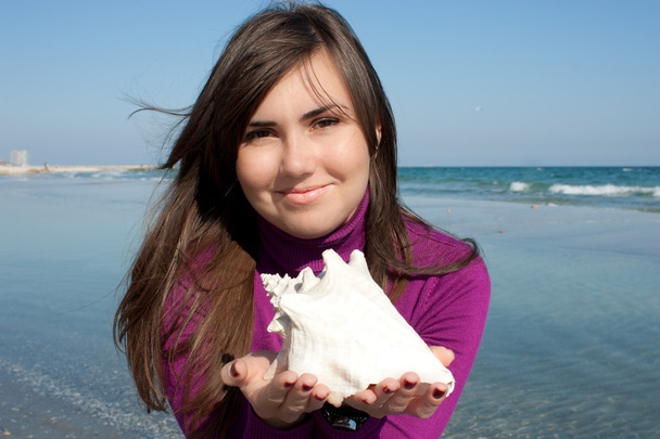 lány kezében egy kagyló - Fotó, kép