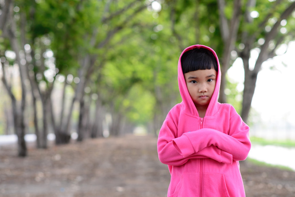 Ázsiai gyerek portré a kertben - Fotó, kép