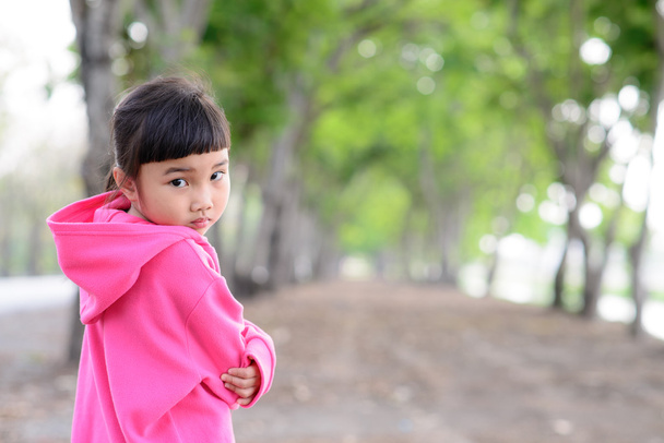 Asiático niño retrato en el jardín
 - Foto, Imagen