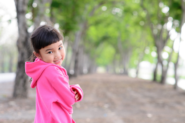 Asijské dítě portrét v zahradě - Fotografie, Obrázek