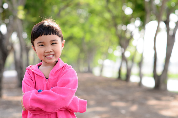 Asiático niño retrato en el jardín
 - Foto, imagen