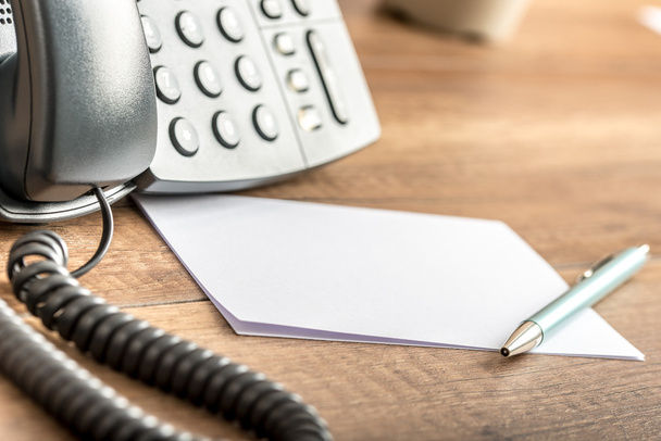 Boş beyaz not kartları bir sabit hat telefon yanında yatan kalem - Fotoğraf, Görsel