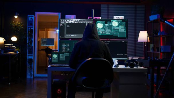 Hacker llegando en base secreta con laptop, listo para comenzar a programar virus. Estafador en el antro criminal portátil de apertura para explotar los servidores de red y evitar las medidas de seguridad, cámara B - Foto, Imagen
