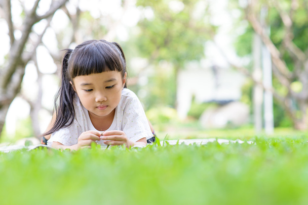 Kind denkt im Garten - Foto, Bild
