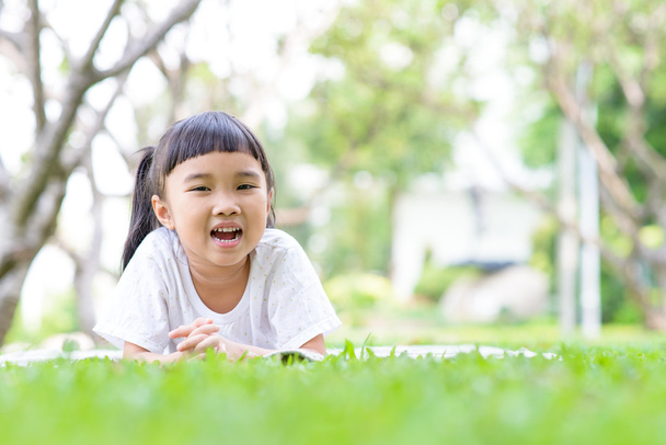 Dziecko, relaksu i zabawy w ogrodzie - Zdjęcie, obraz