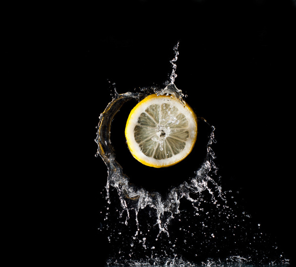 Lemon in water splash - Φωτογραφία, εικόνα