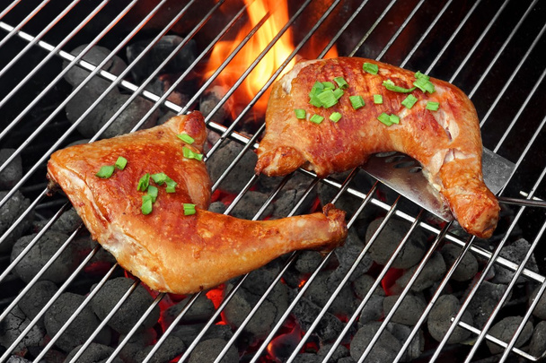 Grill sült csirke negyedévben a forró faszén grill - Fotó, kép