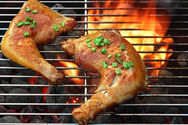 Barbecue gebraden kip kwartalen op de hete vlammende Grill - Foto, afbeelding