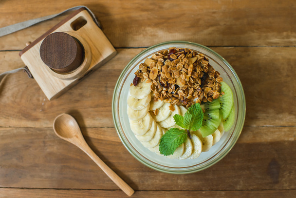 Healthy breakfast - yogurt with muesli and banana slice in bowl  - Foto, imagen