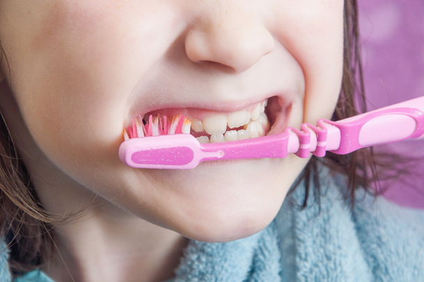 Chica cepillándose los dientes - Foto, Imagen