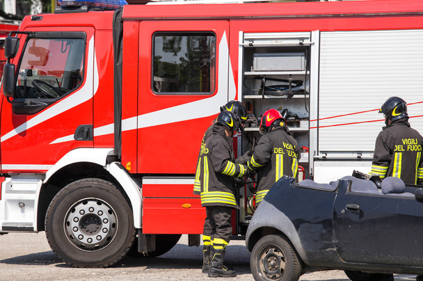 Feuerwehrleute befreien Verletzte im Auto - Foto, Bild