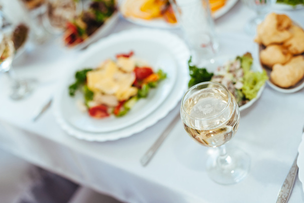 servicio de mesa de catering con cubiertos y copas de vidrio en el restaurante antes de la fiesta. - Foto, Imagen